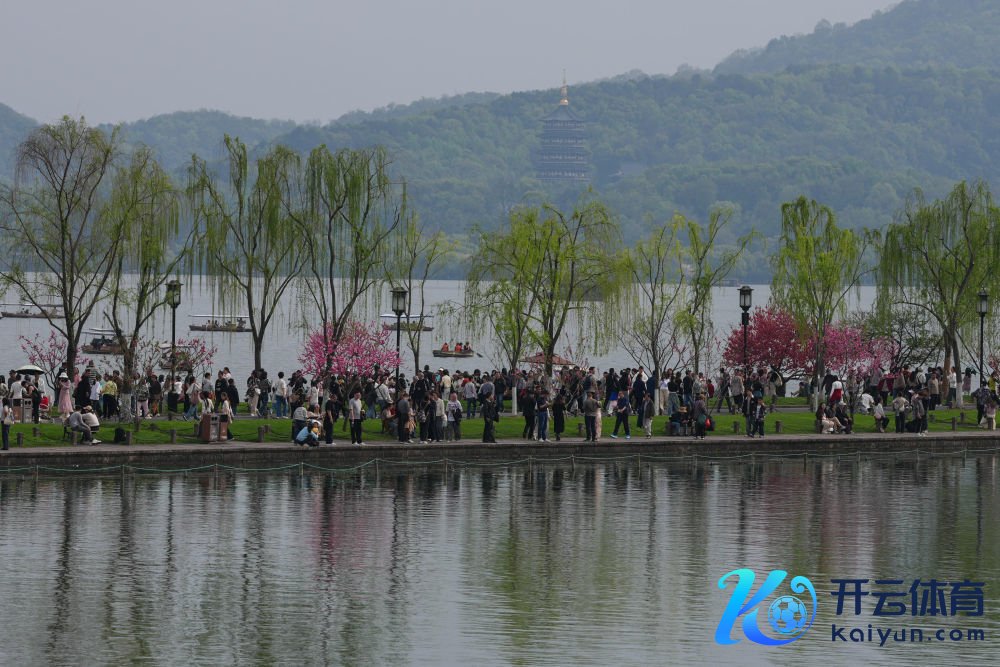 4月2日,浙江杭州西湖景区呈现出状态宜人的春日丽景,勾引多半市民和搭客不雅赏。新华社记者黄宗治 摄