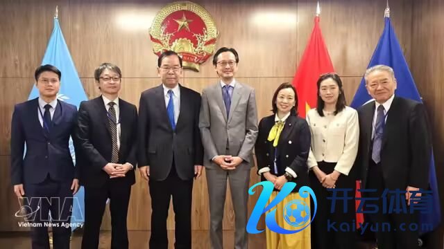 两边代表合影。图自越通社